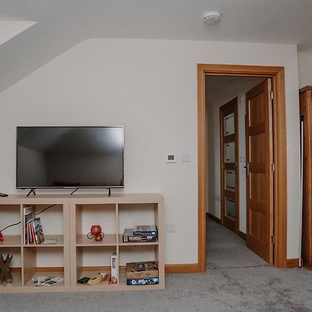 Lovely New 1 Bedroom Loft Apartment With On Drive Parking Trowbridge Eksteriør bilde