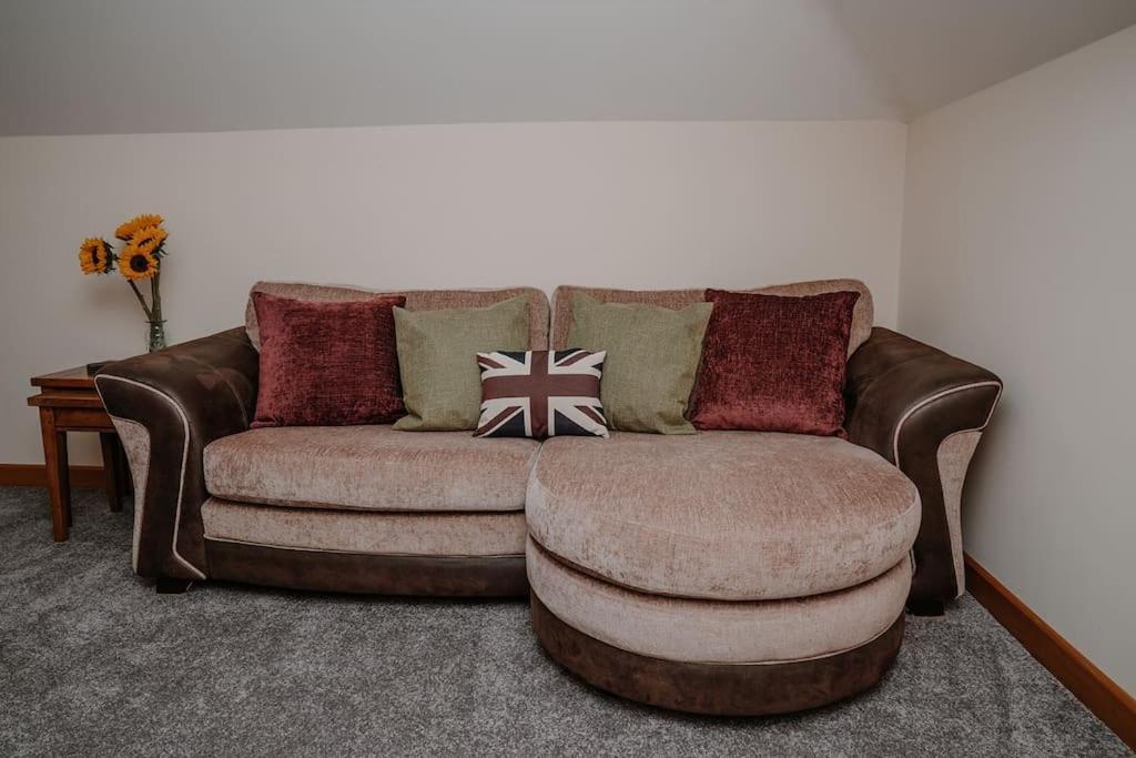 Lovely New 1 Bedroom Loft Apartment With On Drive Parking Trowbridge Eksteriør bilde