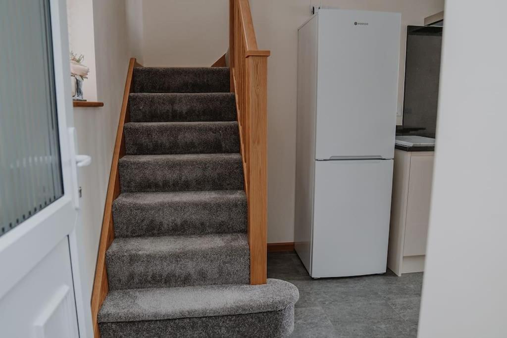 Lovely New 1 Bedroom Loft Apartment With On Drive Parking Trowbridge Eksteriør bilde