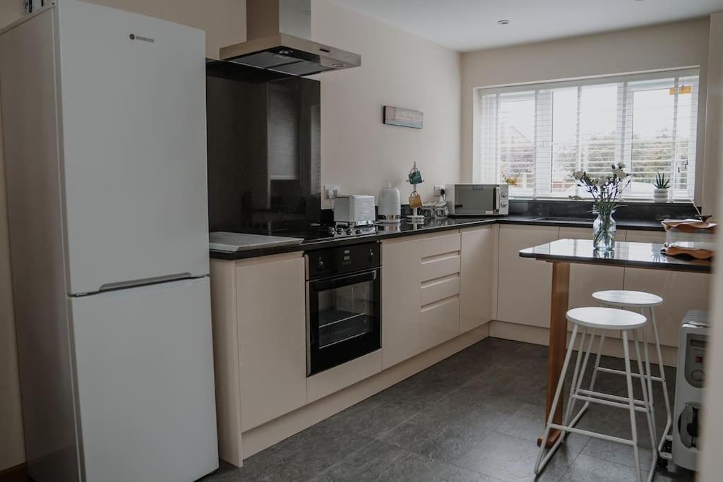 Lovely New 1 Bedroom Loft Apartment With On Drive Parking Trowbridge Eksteriør bilde