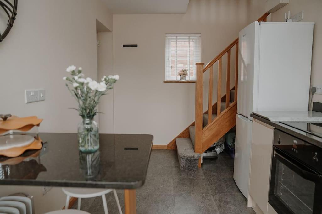 Lovely New 1 Bedroom Loft Apartment With On Drive Parking Trowbridge Eksteriør bilde