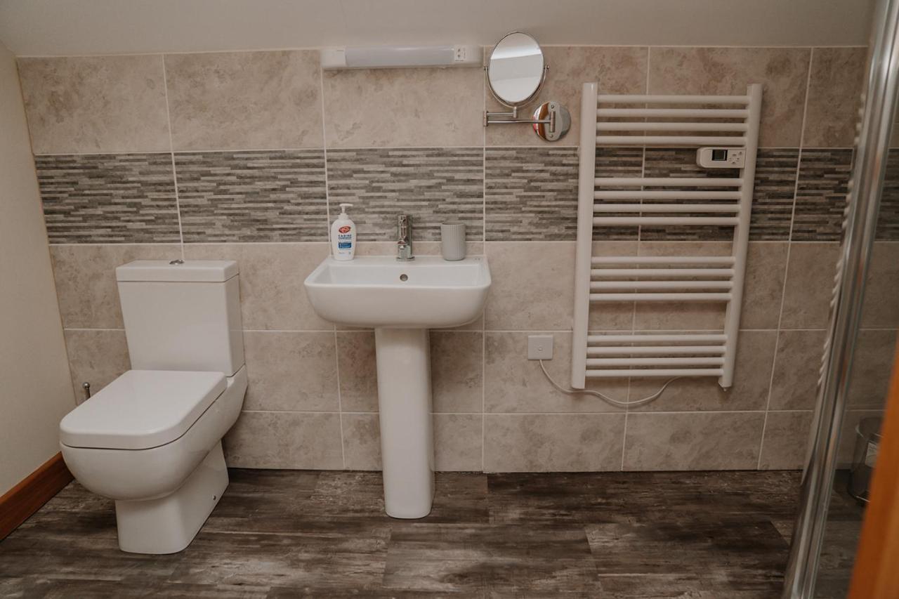 Lovely New 1 Bedroom Loft Apartment With On Drive Parking Trowbridge Eksteriør bilde