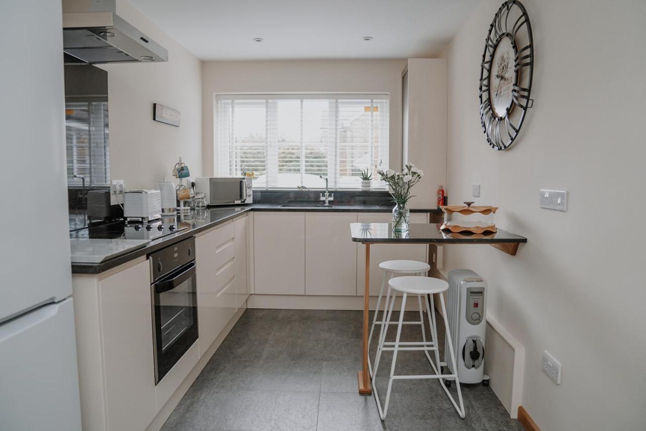 Lovely New 1 Bedroom Loft Apartment With On Drive Parking Trowbridge Eksteriør bilde