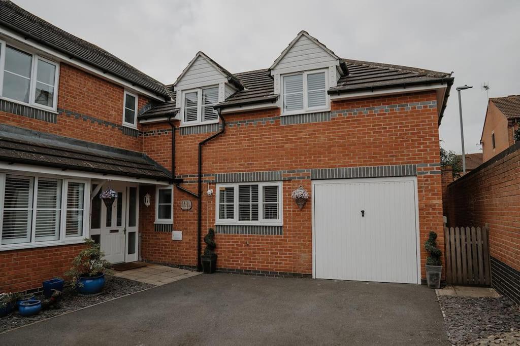 Lovely New 1 Bedroom Loft Apartment With On Drive Parking Trowbridge Eksteriør bilde