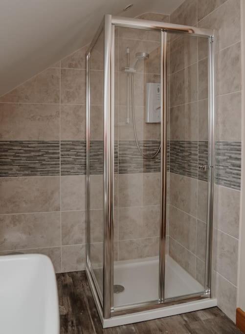 Lovely New 1 Bedroom Loft Apartment With On Drive Parking Trowbridge Eksteriør bilde
