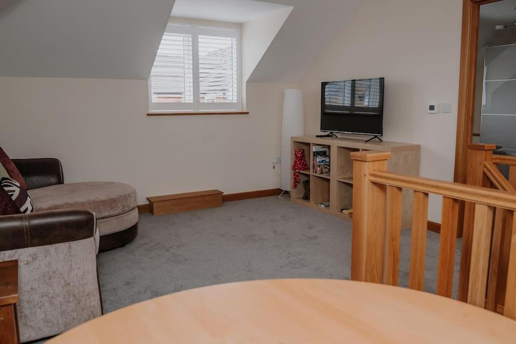 Lovely New 1 Bedroom Loft Apartment With On Drive Parking Trowbridge Eksteriør bilde