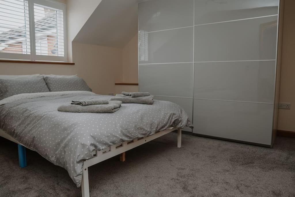 Lovely New 1 Bedroom Loft Apartment With On Drive Parking Trowbridge Eksteriør bilde