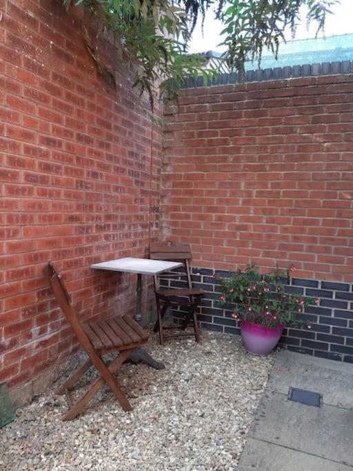 Lovely New 1 Bedroom Loft Apartment With On Drive Parking Trowbridge Eksteriør bilde