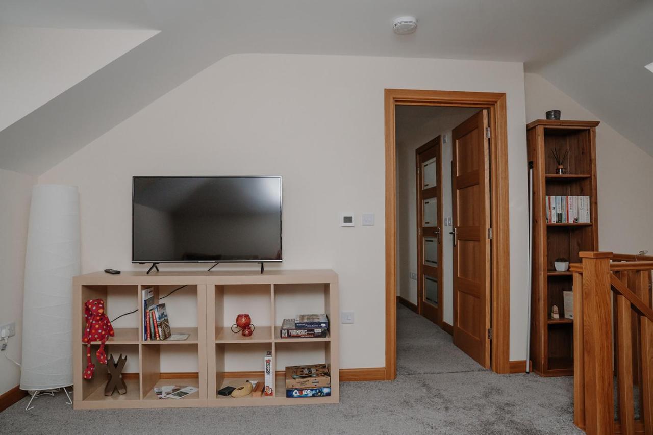 Lovely New 1 Bedroom Loft Apartment With On Drive Parking Trowbridge Eksteriør bilde