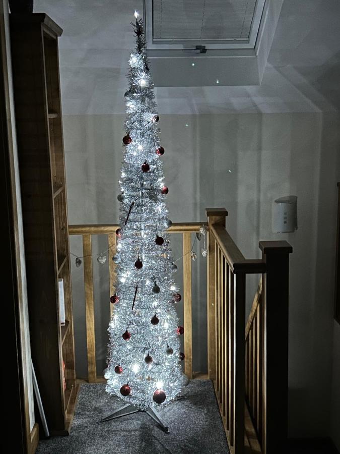 Lovely New 1 Bedroom Loft Apartment With On Drive Parking Trowbridge Eksteriør bilde